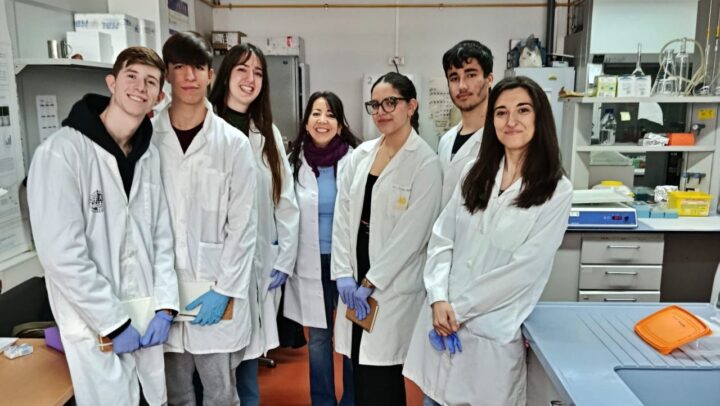 El alumnado del IES Nazarí se adentra en la nanomedicina en un proyecto de investigación con la UGR